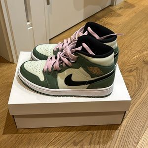 Never worn Jordan 1 Mid (Dutch Green) Women’s Sneaker - Size 8.5
